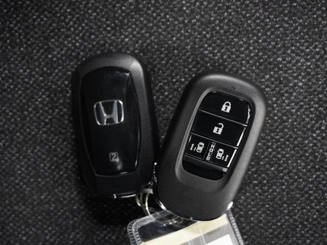 ◆スマートキー◆カギをバッグやポケットに入れたままでもドアロックの開閉ができる『スマートキー』付き！雨天や暗くなってもカギを取り出す必要がなくドアの開錠＆エンジンも始動できます