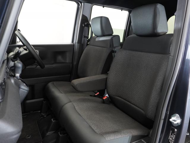 運転席と助手席は足元が繋がっているので自由に行き来しやすいので駐車場が狭いときでも助手席側からスムーズに乗り降りできて便利！