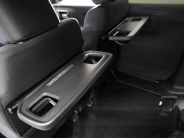 ◆シートバックテーブル◆フロントシートの背面に後席用のテーブルがついています。小物が置けて！カップホルダーもあります、ドライブ中や休憩時にも便利なテーブルです。