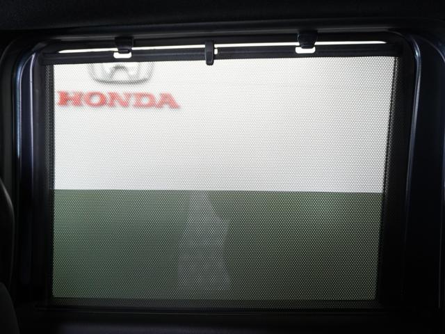 リアドアには【スクリーンサンシェード】が装備されています。日差しを和らげ、プライバシーの保護にも役立ちます。後部座席にお子様を乗車させるときも、ゆっくりお昼寝できます♪