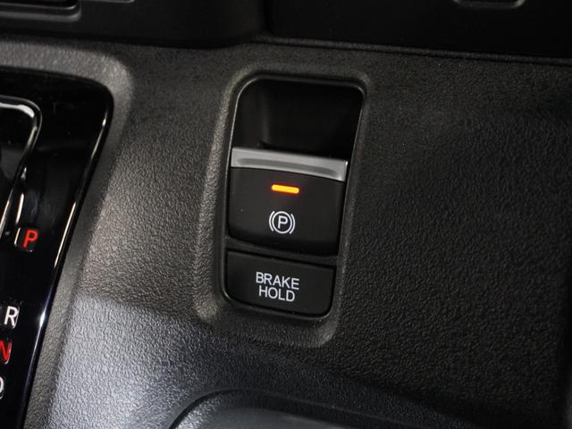 オートブレーキホールド機能付き電子パーキングブレーキ！ブレーキペダルを足から離しても停車状態を保ちます。アクセルを踏めば自動でブレーキが解除され、発進可能！