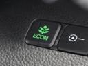 ◆ＥＣＯＮスイッチ（ＥＣＯＮモード）◆エンジンやエアコンといった、クルマ全体の動きを燃費優先で自動制御するＥＣＯＮモード。空調など快適性を優先したいときは、スイッチを押してＯＦＦにできます。