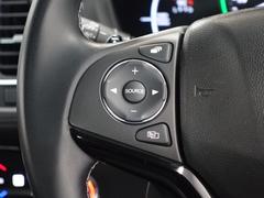 ハンドルにオーディオの操作ボタンがございます。視点を移さず、左手をハンドルから離す事なく放送局選びや曲飛ばし、ボリューム調整やモード切替が簡単にできるので運転に集中でき安全です。 5