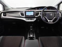 視界広々で運転しやすくロングドライブでも疲れを感じさせないすっきりとまとまったインパネ周りです。 6
