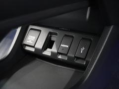 スマートフォンの充電等にも便利な電源ソケットも使いやすい場所に装備されています。 5