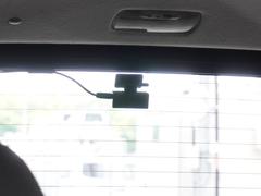 この車にはリアにもドライブレコーダーを装備しております◆映像・音声などを記録する自動車用の装置です。　もしもの事故の際の記録はもちろん、旅行の際の思い出としてドライブの映像を楽しむことができます。 5
