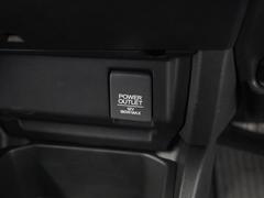 スマートフォンの充電等にも便利な電源ソケットも使いやすい場所に装備されています。 5