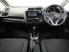 視界広々で運転しやすくロングドライブでも疲れを感じさせないすっきりとまとまったインパネ周りです。 6