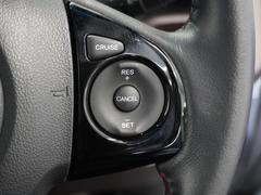 【クルーズコントロール】ステアリングの右側には高速道路で威力を発揮するオートクルーズの操作スイッチががついています。手元で操作ができるので、安全に運転できます！ 4