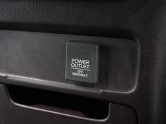 スマートフォンの充電等にも便利な電源ソケットも使いやすい場所に装備されています。 5