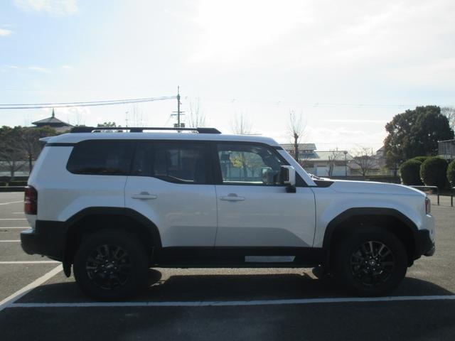 ランドクルーザー２５０ ＶＸ　メーカーオプション　トヨタチームメイト＋ドライバーモニターカメラ＋緊急時操舵支援＋ＦＣＴＡ＋ＬＣＡ　モデリスタプロテクターキット　丸目ヘッドライト　純正ナビ・フルセグ　ＥＴＣ２．０　デジタルミラー（4枚目）