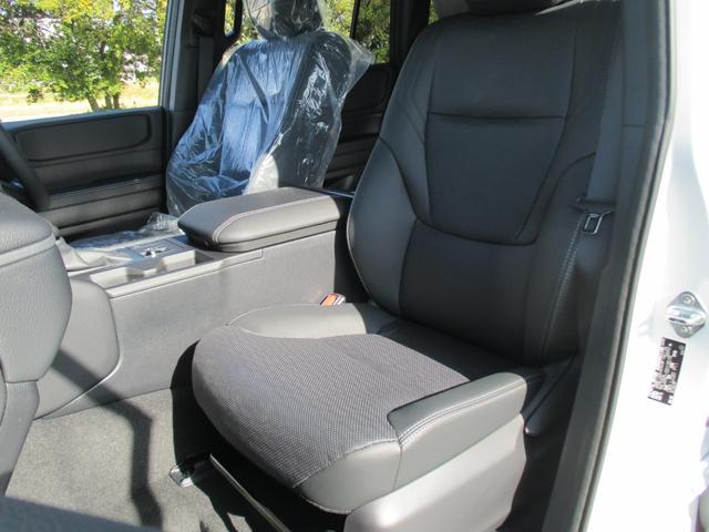 ランドクルーザー２５０ ＶＸ　メーカーオプション　トヨタチームメイト＋ドライバーモニターカメラ＋緊急時操舵支援＋ＦＣＴＡ＋ＬＣＡ　モデリスタプロテクターキット　丸目ヘッドライト　純正ナビ・フルセグ　ＥＴＣ２．０　デジタルミラー（23枚目）