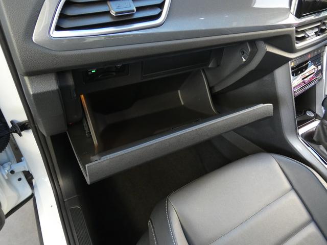 Ｔ－ロック ＴＳＩ　スタイル　認定中古車保証１年付き　衝突軽減ブレーキ　レザーシート　ＩＱ．Ｌｉｇｈｔ　デジタルメーター　トラベルアシスト　リアトラフィックアラート　サイドアシスト　前後パーキングセンサー　ＣａｒＰｌａｙ対応（80枚目）