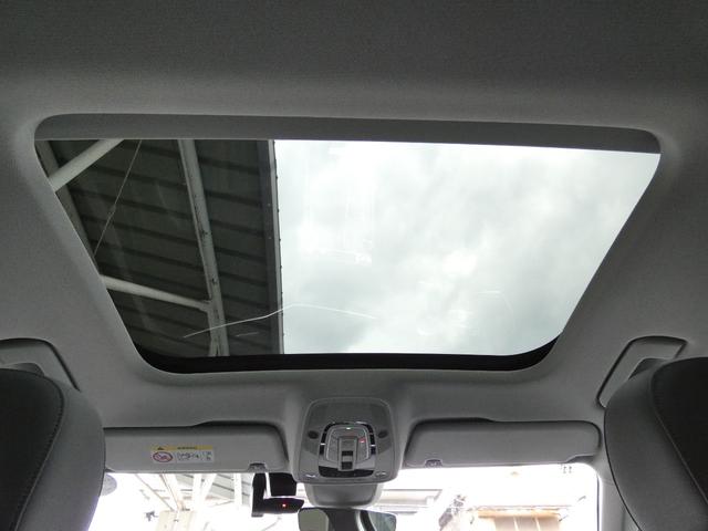 大きな開口部が室内に明るい光と、そして開放感をもたらす電動サンルーフルーフを装備♪