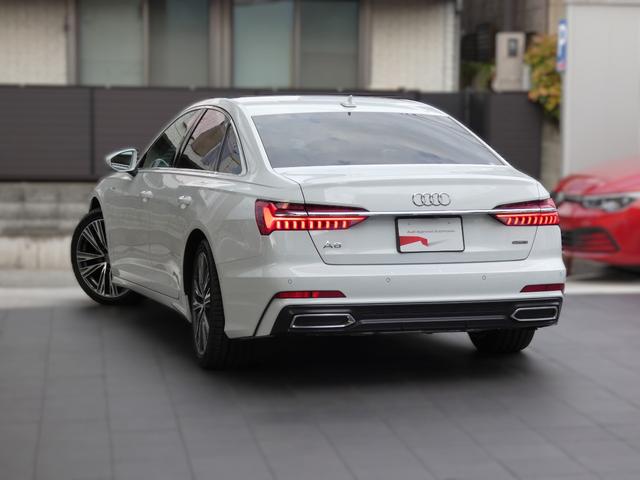 リヤデザインは厚みがあり、後続車のドライバーに、安定感、重厚感を感じさせアウディらしいデザインです。