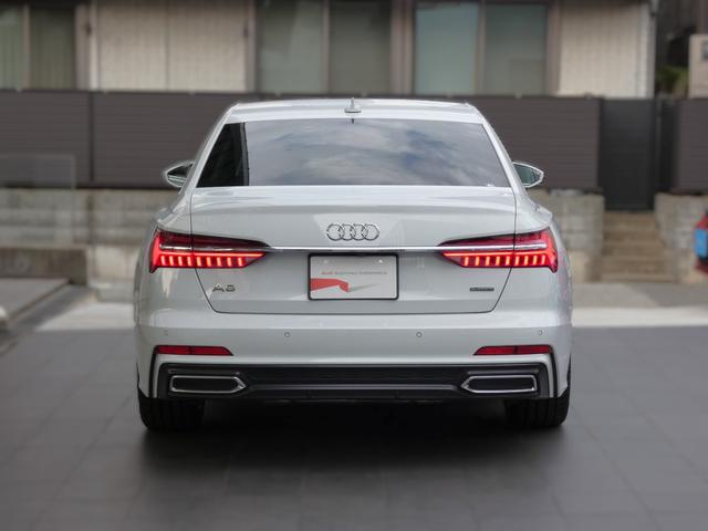 リヤは一番良く見られていると言われています。後続車からはこのように見られています。息を飲むような独特の重厚感のあるグラマラスなリヤデザイン。後ろからの強い視線を感じます。