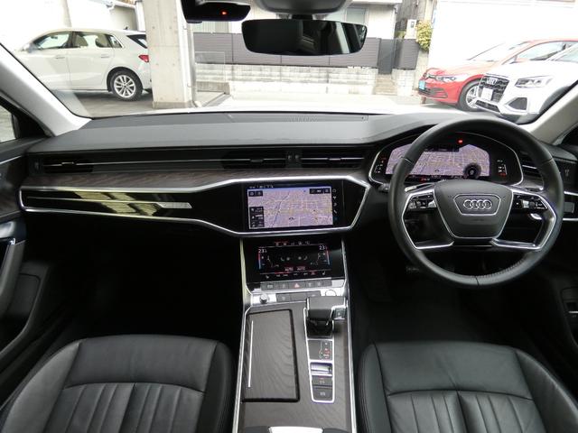 アウディクオリティで高められた実用的で重厚なインテリア。人間工学の視点から生み出されたレイアウトによって、直観的な操作が可能。快適なドライビングを提供します。