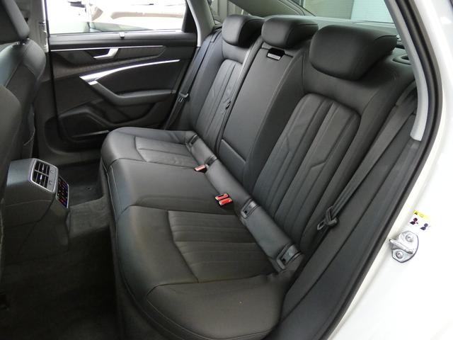 ■リアシート　後部座席には全席３点固定式のシートベルトを完備。さらにはカーテンエアバッグを標準装備し、大切な家族の安全を守ります。