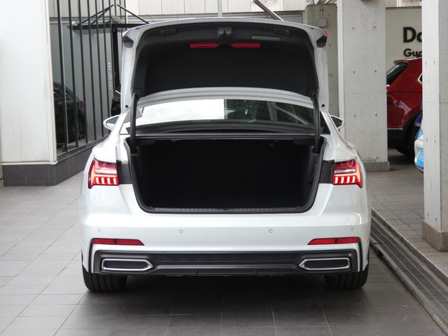 大容量のトランクルームはそのままでも実用に申し分のない広さを確保しておりますが、リアシートを倒すと広大なカーゴスペースとなり、様々なライフシーンで活躍してくれる１台です。