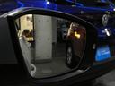 ブラインドスポットディテクション(後方死角検知機能)は死角となる後方側面に車両を検知した際にドライバーが方向指示器を操作するとドアミラー内臓の警告灯が点灯し注意を促します。