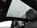 車内全体にわたる大きな開口部が特徴のパノラマガラスルーフ。EVならではのゆとりあふれる空間と頭上に広がる開放感が相まって、気持ちのいいドライブを満喫できます。サンシェード、UVカット機能を備えています