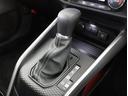 親しみやすいシフトです。　坂道や信号の多い日本では操作が簡単でいいです。　シフトチェンジしやすい所に配置されているので操作し易いですよ。