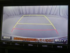 バックガイドモニターで、後方を確認しながら安心して駐車することができます。運転初心者も熟練者も必須の機能ですよ！ 7