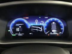 とっても見やすいメーターです。夜間時はラグジュアリーな気分にさせてくれる照明が魅力ですので、夜のドライブも楽しみになりますよ♪ 5