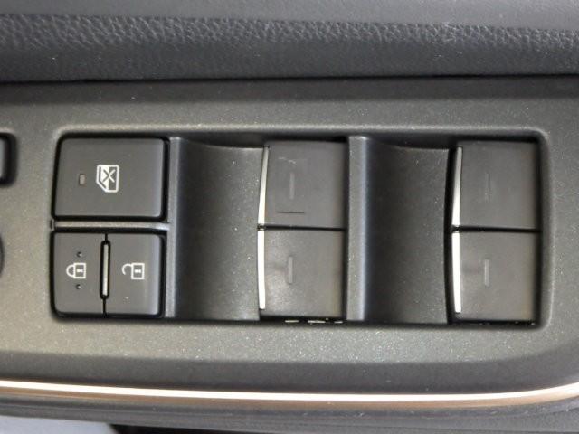 クラウンクロスオーバー Ｇレザーパッケージ　革シート　４ＷＤ　フルセグ　ミュージックプレイヤー接続可　バックカメラ　衝突被害軽減システム　ＥＴＣ　ドラレコ　ＬＥＤヘッドランプ　ワンオーナー（19枚目）
