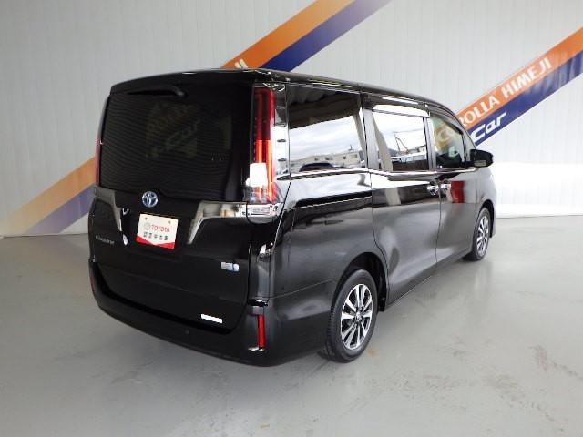 エスクァイア ハイブリッドＧｉプレミアムパッケジブラックテーラード　フルセグ　メモリーナビ　ＤＶＤ再生　ミュージックプレイヤー接続可　後席モニター　バックカメラ　衝突被害軽減システム　ＥＴＣ　ドラレコ　両側電動スライド　ＬＥＤヘッドランプ　乗車定員７人　３列シート（3枚目）