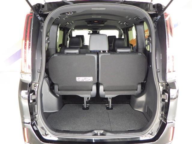 エスクァイア ハイブリッドＧｉプレミアムパッケジブラックテーラード　フルセグ　メモリーナビ　ＤＶＤ再生　ミュージックプレイヤー接続可　後席モニター　バックカメラ　衝突被害軽減システム　ＥＴＣ　ドラレコ　両側電動スライド　ＬＥＤヘッドランプ　乗車定員７人　３列シート（5枚目）