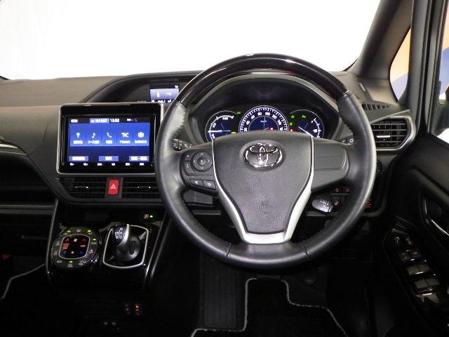 エスクァイア ハイブリッドＧｉプレミアムパッケジブラックテーラード　フルセグ　メモリーナビ　ＤＶＤ再生　ミュージックプレイヤー接続可　後席モニター　バックカメラ　衝突被害軽減システム　ＥＴＣ　ドラレコ　両側電動スライド　ＬＥＤヘッドランプ　乗車定員７人　３列シート（7枚目）