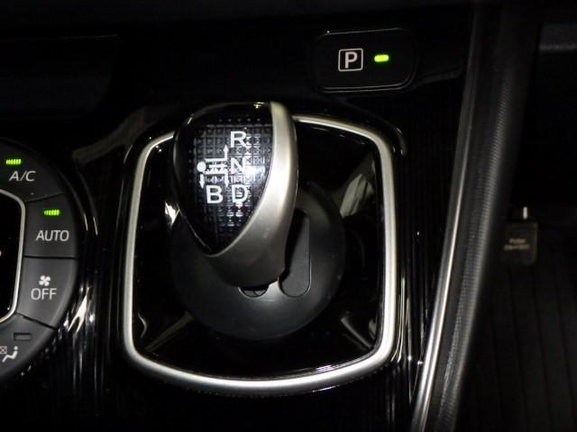 エスクァイア ハイブリッドＧｉプレミアムパッケジブラックテーラード　フルセグ　メモリーナビ　ＤＶＤ再生　ミュージックプレイヤー接続可　後席モニター　バックカメラ　衝突被害軽減システム　ＥＴＣ　ドラレコ　両側電動スライド　ＬＥＤヘッドランプ　乗車定員７人　３列シート（11枚目）