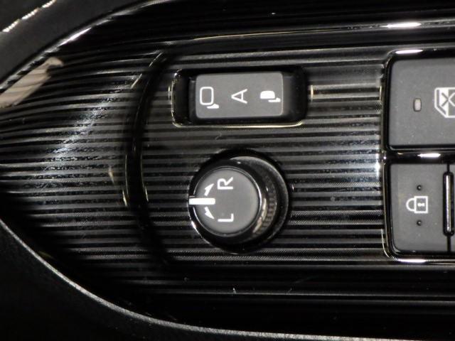 エスクァイア ハイブリッドＧｉプレミアムパッケジブラックテーラード　フルセグ　メモリーナビ　ＤＶＤ再生　ミュージックプレイヤー接続可　後席モニター　バックカメラ　衝突被害軽減システム　ＥＴＣ　ドラレコ　両側電動スライド　ＬＥＤヘッドランプ　乗車定員７人　３列シート（19枚目）