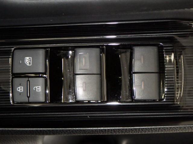 エスクァイア ハイブリッドＧｉプレミアムパッケジブラックテーラード　フルセグ　メモリーナビ　ＤＶＤ再生　ミュージックプレイヤー接続可　後席モニター　バックカメラ　衝突被害軽減システム　ＥＴＣ　ドラレコ　両側電動スライド　ＬＥＤヘッドランプ　乗車定員７人　３列シート（20枚目）