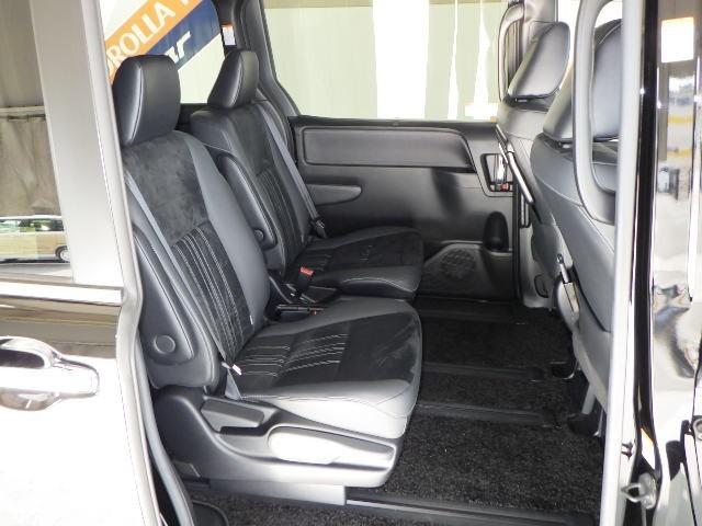 エスクァイア ハイブリッドＧｉプレミアムパッケジブラックテーラード　フルセグ　メモリーナビ　ＤＶＤ再生　ミュージックプレイヤー接続可　後席モニター　バックカメラ　衝突被害軽減システム　ＥＴＣ　ドラレコ　両側電動スライド　ＬＥＤヘッドランプ　乗車定員７人　３列シート（24枚目）