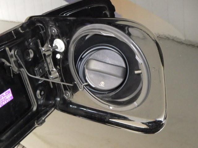 エスクァイア ハイブリッドＧｉプレミアムパッケジブラックテーラード　フルセグ　メモリーナビ　ＤＶＤ再生　ミュージックプレイヤー接続可　後席モニター　バックカメラ　衝突被害軽減システム　ＥＴＣ　ドラレコ　両側電動スライド　ＬＥＤヘッドランプ　乗車定員７人　３列シート（30枚目）