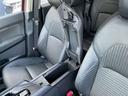 前席運転席と助手席の間には、収納ボックスとひじ掛けがあって便利♪