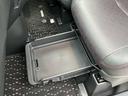 助手席シートの下側には、2段のスライド式の収納スペースがあります。