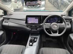 運転席からの視界が広く、隅々まではっきり見渡せます☆小物入れも多くスッキリした運転席廻り 4