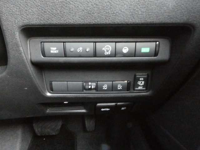 セレナ ２．０　ハイウェイスターＶ　プロパイロット・ハイビームアシスト・スマ　Ｗ電動スライド　レーダークルコン　レーンアシスト　ＬＥＤランプ　ＥＴＣ装備　カーテンエアバッグ　アルミホイール　キーフリー　メモリ－ナビ　ナビＴＶ　エアコン　ドラレコ　ワンセグＴＶ　バックカメラ（9枚目）