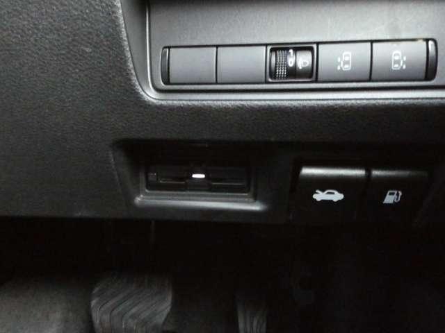 セレナ ２．０　ハイウェイスターＶ　プロパイロット・ハイビームアシスト・スマ　Ｗ電動スライド　レーダークルコン　レーンアシスト　ＬＥＤランプ　ＥＴＣ装備　カーテンエアバッグ　アルミホイール　キーフリー　メモリ－ナビ　ナビＴＶ　エアコン　ドラレコ　ワンセグＴＶ　バックカメラ（10枚目）