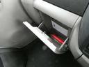 助手席前には車検証の収納に便利なグローブＢＯＸが備わっています。