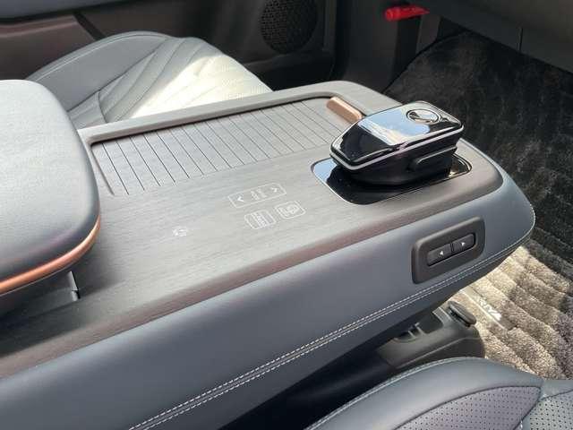 幅広の電動センターコンソールボックスは、ドライバーのポジションに合わせて前後に最大１５０ｍｍ動かすことができます。運転席から助手席に移動したいときなども、後方に簡単にスライドさせられるので便利です