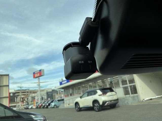 ノート 1.2 X 前後ドライブレコーダー アラウンドビュー リアカメラ 衝突被害軽減ブレ-キ 全方位カメラ ETC付 禁煙車 レーンアシスト インテリジェントキー ワンオーナー ドラレコ 盗難防止システム ワンセグTV TVナビ サイドカーテンエアバック(10枚目)