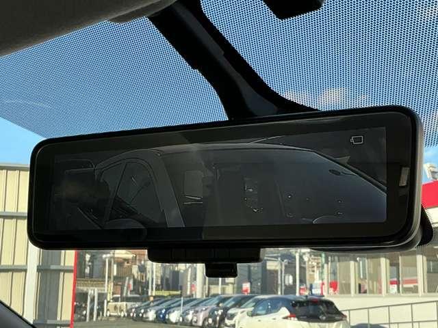 インテリジェント　ルームミラーは、車両後方のカメラ映像をミラー面に映し出すので、車内の状況や、天候などに影響されず、いつでもクリアな後方視界が得られます