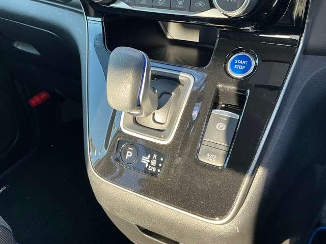 意外と操作のしやすいシフトレバー