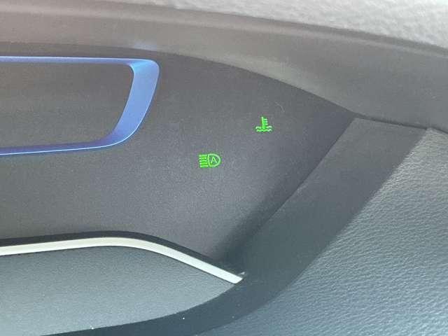 ハイビームアシストは周囲の明るさから対向車や先行車、街灯の有無などをフロントカメラが検知して、自動でハイビーム（上向き）とロービーム（下向き）を切り替える機能です。