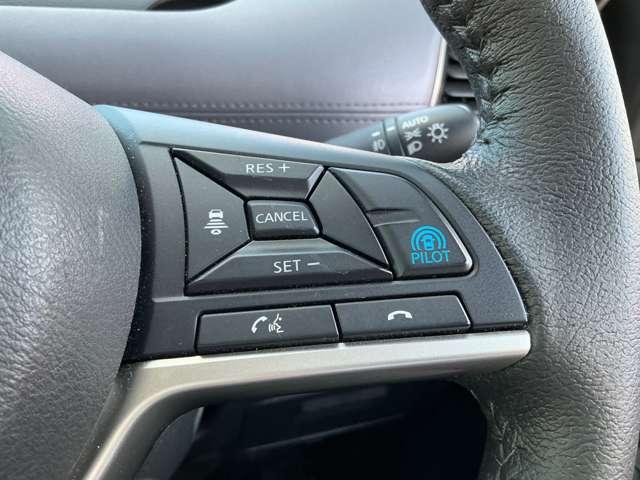 高速道路の単調な渋滞走行と長時間の巡行走行でアクセル、ブレーキ、ハンドルの操作をクルマがアシスト。ドライバーの負担を軽減します。