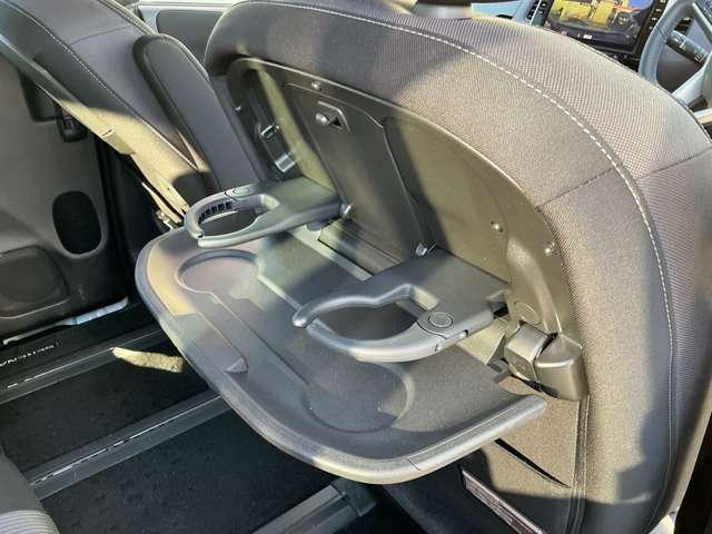 行楽に便利なドリンクホルダーも備え付けた展開式のシートバックテーブル